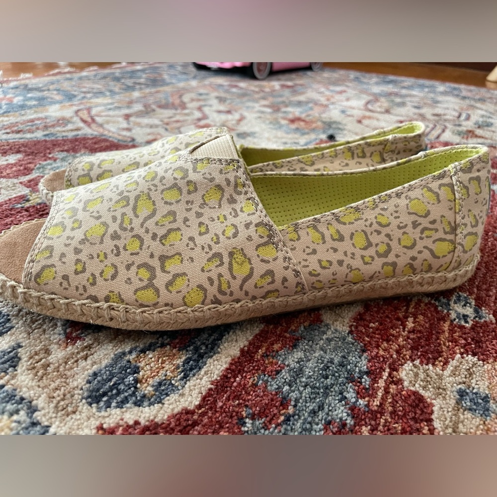 Toms Size 8.5 Womens Shoes Espadrilles Leopard Print